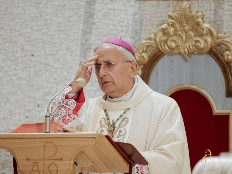 Abuz în sutană: Episcopia din Iași și Vaticanul au îngropat o agresiune sexuală comisă de un preot catolic asupra unei minore din Bacău, fără să anunțe Parchetul