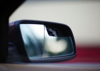 Tânăr de 18 ani, arestat 30 de zile după ce și-a lovit fosta iubită minoră și a vandalizat mașina Poliției